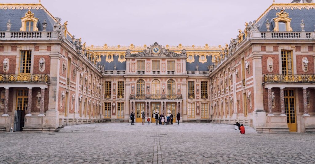 découvrez l'histoire fascinante de versailles, célèbre pour son somptueux château et ses jardins à couper le souffle. plongez dans l'élégance de la france royale et explorez les richesses culturelles et architecturales de cette destination incontournable.