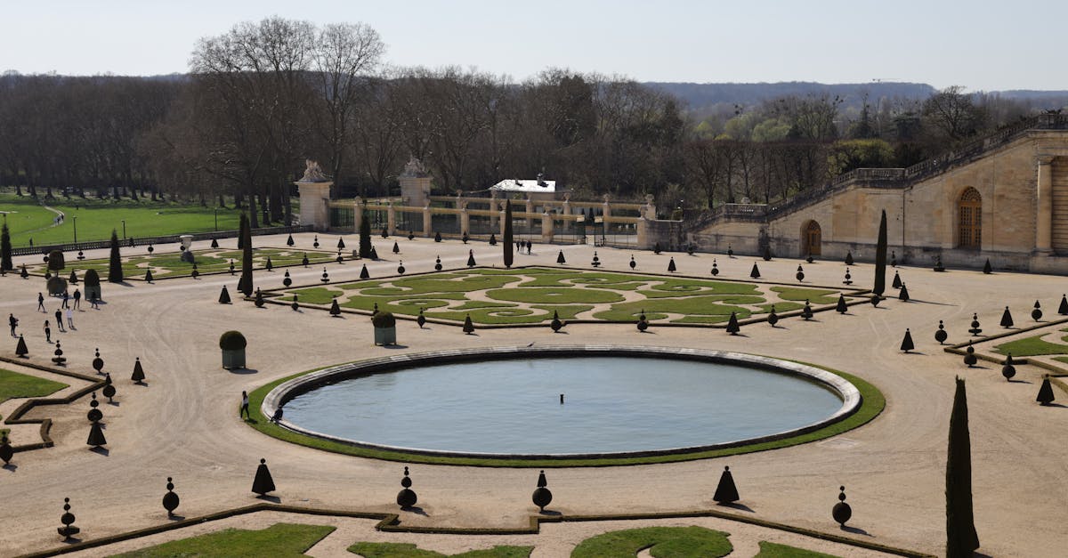 découvrez l'histoire fascinante de versailles, ville emblématique de france, célèbre pour son somptueux palais, ses magnifiques jardins et son riche patrimoine culturel. un voyage à travers le temps, alliant beauté et extravagance.