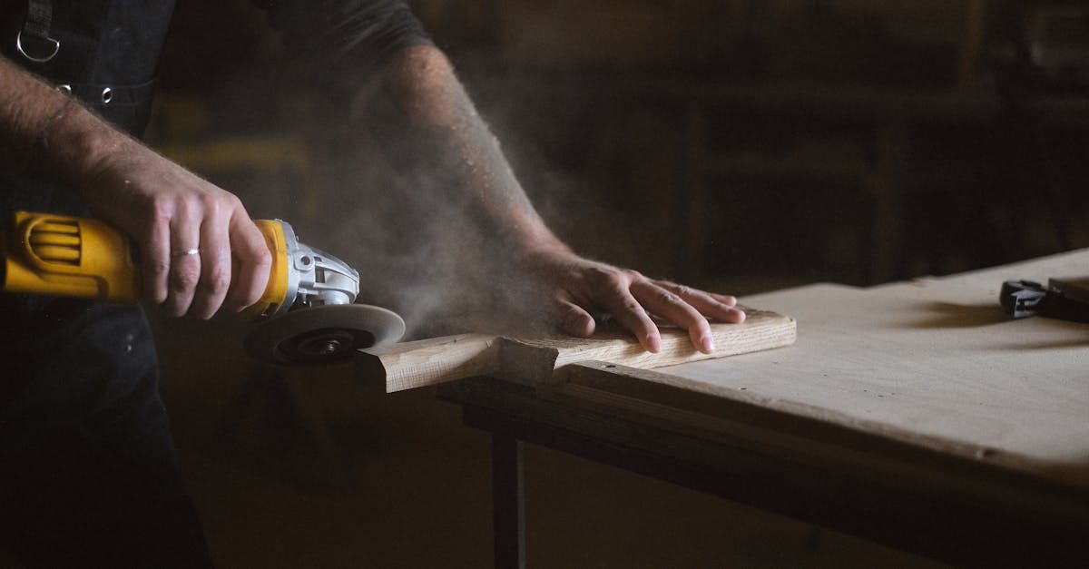 découvrez l'art du ponçage du bois : techniques, astuces et conseils pour obtenir des surfaces lisses et parfaitement finies. transformez vos projets de bricolage avec un ponçage efficace et professionnel.