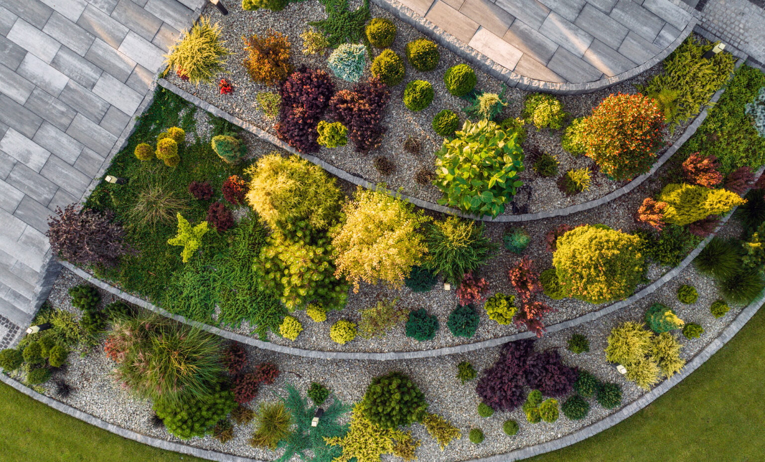 Enrochement et gabion : guide pratique sur les tarifs, la mise en œuvre et conseils utiles Aerial View of a Rockery Backyard Garden