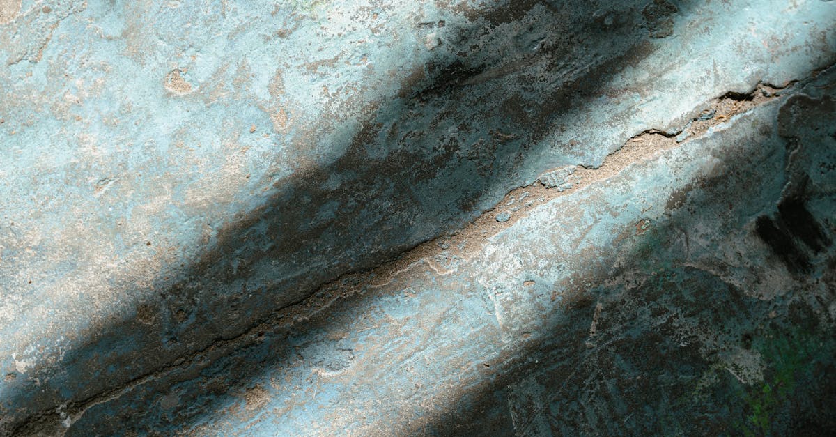 découvrez le béton agrégé exposé, un matériau de construction esthétique et durable, parfait pour embellir vos allées, patios et espaces extérieurs. apprenez les techniques de finition pour obtenir des surfaces texturées et colorées qui résistent au temps.