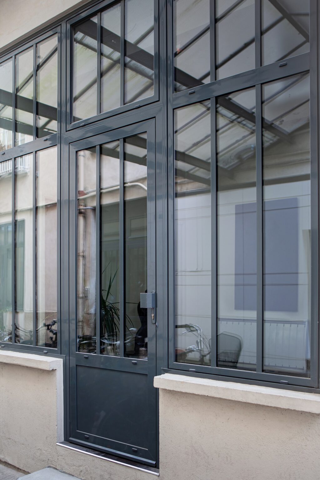 Glass installation in an interior courtyard in Paris
