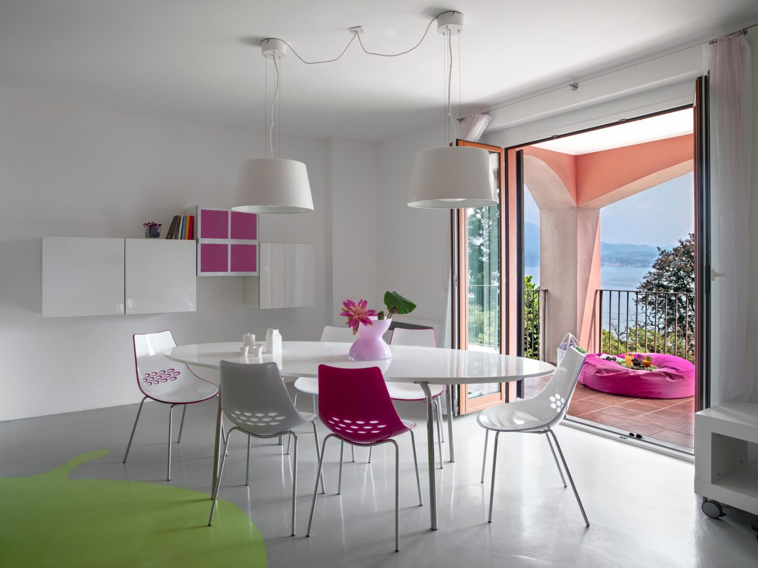 Guide complet sur les terrasses en résine : astuces, coûts au mètre carré, entretien et procédures d’installation Interiors of a Modern Living Room with Dining Table