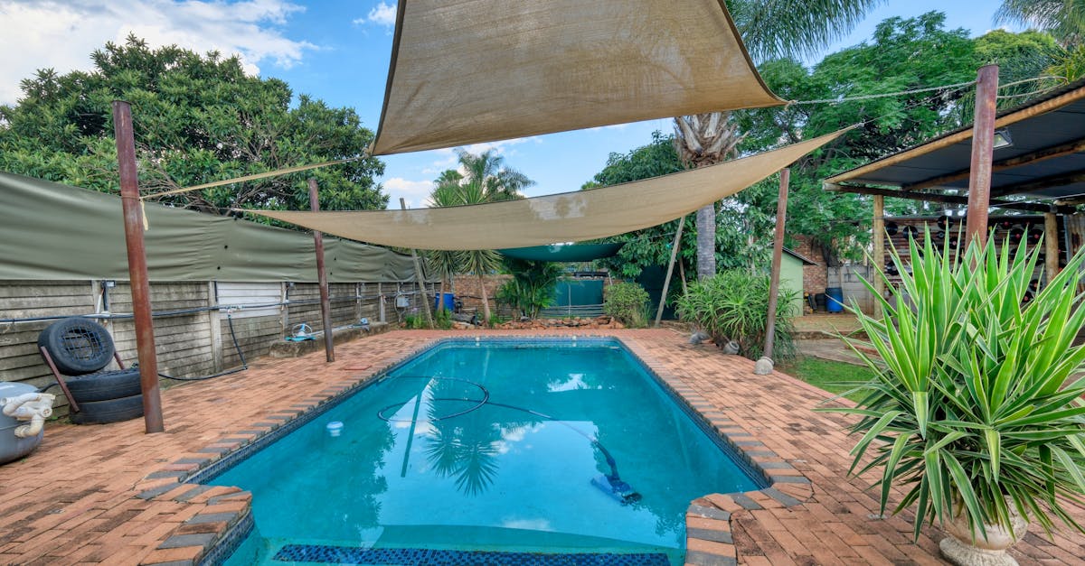 découvrez notre espace piscine, un lieu de détente et de loisirs parfait pour profiter pleinement de l'été. plongez dans un cadre idyllique, avec des transats confortables, des plantes luxuriantes et des animations pour toute la famille. votre oasis de bien-être vous attend.