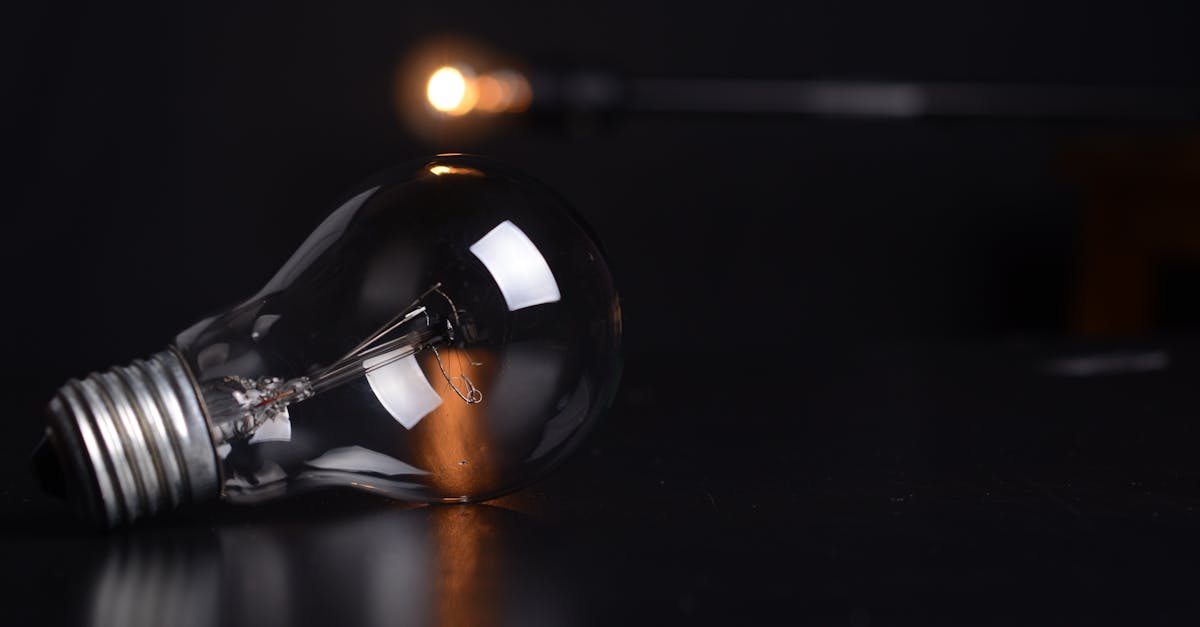 découvrez les principaux symboles électriques utilisés dans les schémas et plans électriques. apprenez à reconnaître et à comprendre la signification de chaque symbole pour faciliter la lecture et la conception de circuits électriques.