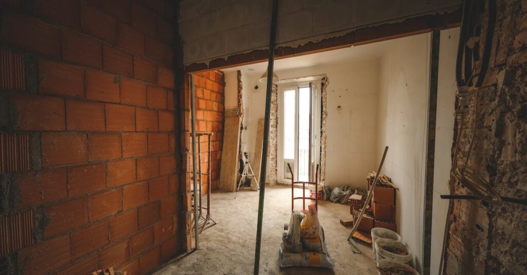 Retirer un crépi intérieur : coût, méthodes et astuces découvrez nos conseils pratiques pour enlever l’enduit intérieur facilement. apprenez les bonnes techniques et les outils adaptés pour un démontage de plâtre sans abîmer vos murs.