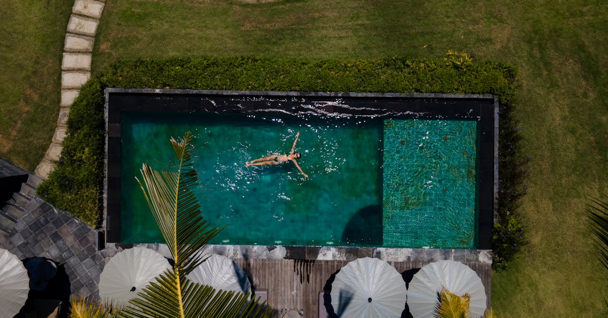 découvrez le prix du carrelage de piscine : tarifs moyens par matériau, facteurs de coût, conseils d’achat et estimations pour votre budget.