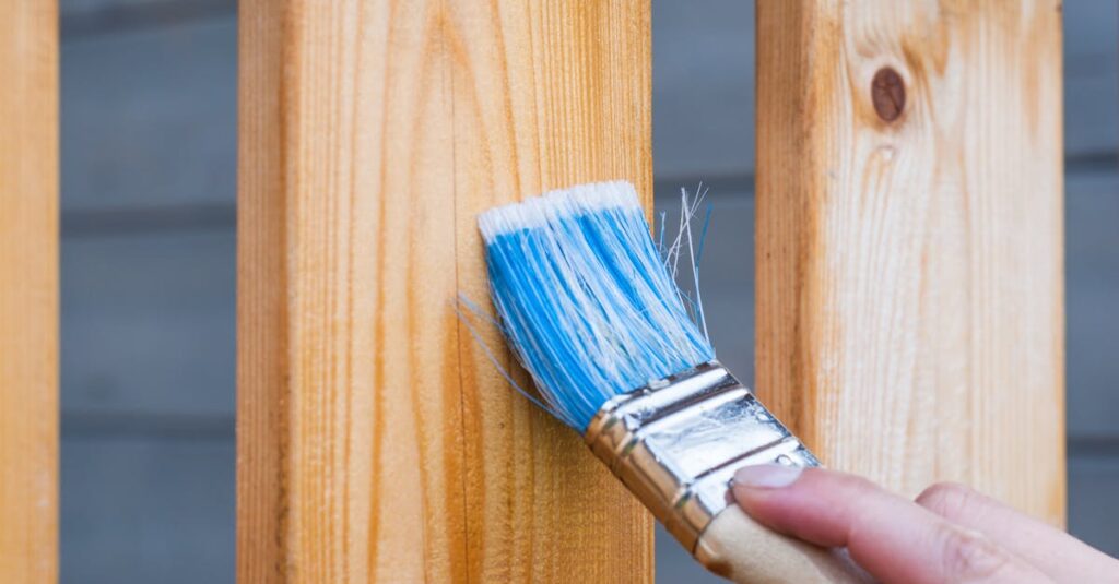 Peindre une poutre en bois : prix, méthodes et astuces de pro