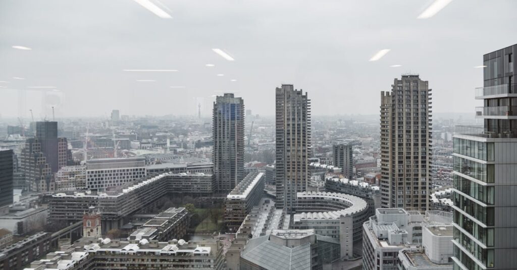 découvrez tout sur le barbican, un lieu emblématique de londres célèbre pour son centre artistique, son architecture brutale et sa programmation culturelle variée. explorez son histoire, ses événements et ses attractions incontournables.