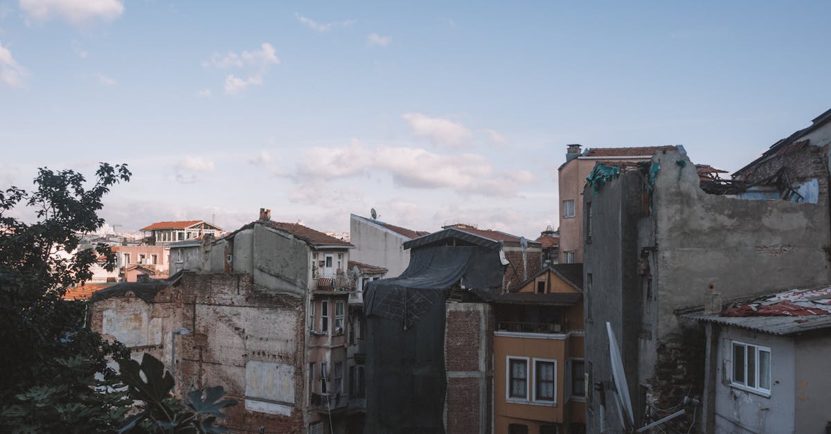 découvrez tout sur la démolition : méthodes, conseils de sécurité, réglementation et étapes clés pour réussir vos projets de démolition de bâtiments, maisons ou structures industrielles.