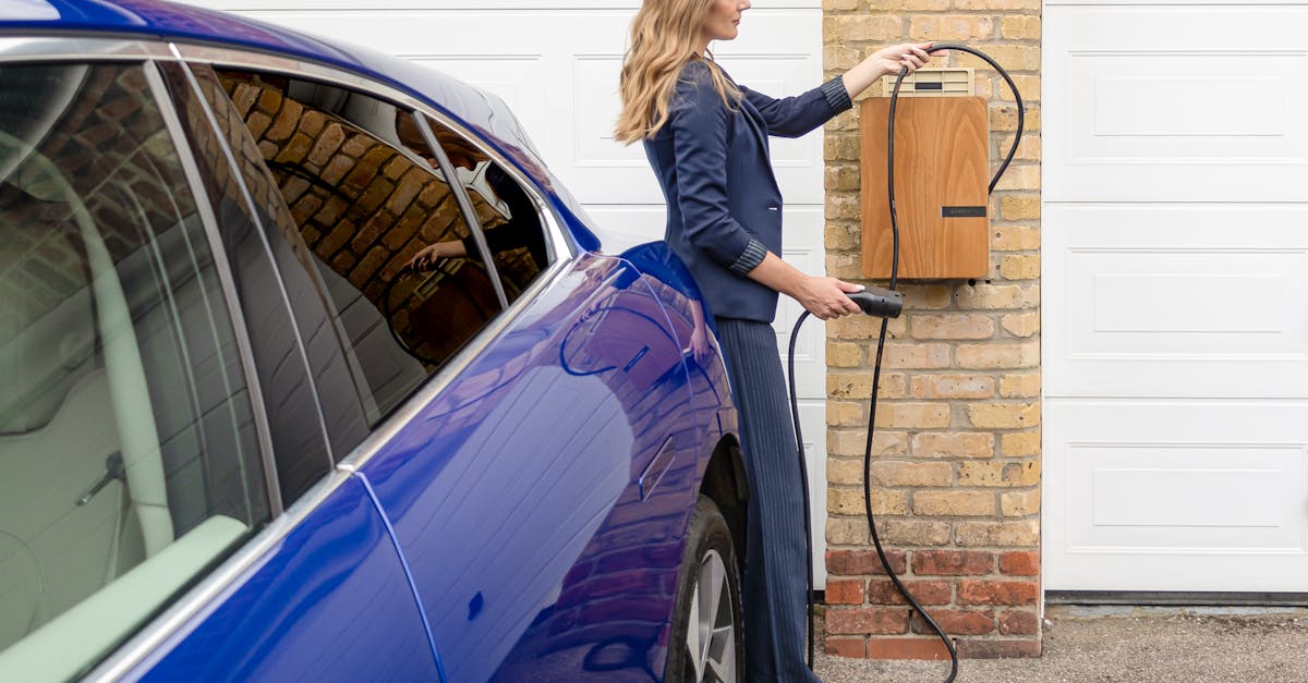 découvrez combien de temps il faut pour recharger un véhicule électrique, les différents types de chargeurs disponibles et des conseils pour optimiser la recharge de votre voiture électrique.