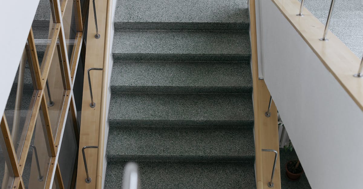 découvrez nos solutions pour le revêtement d’escalier : conseils, matériaux et astuces pour habiller vos marches avec style et sécurité.