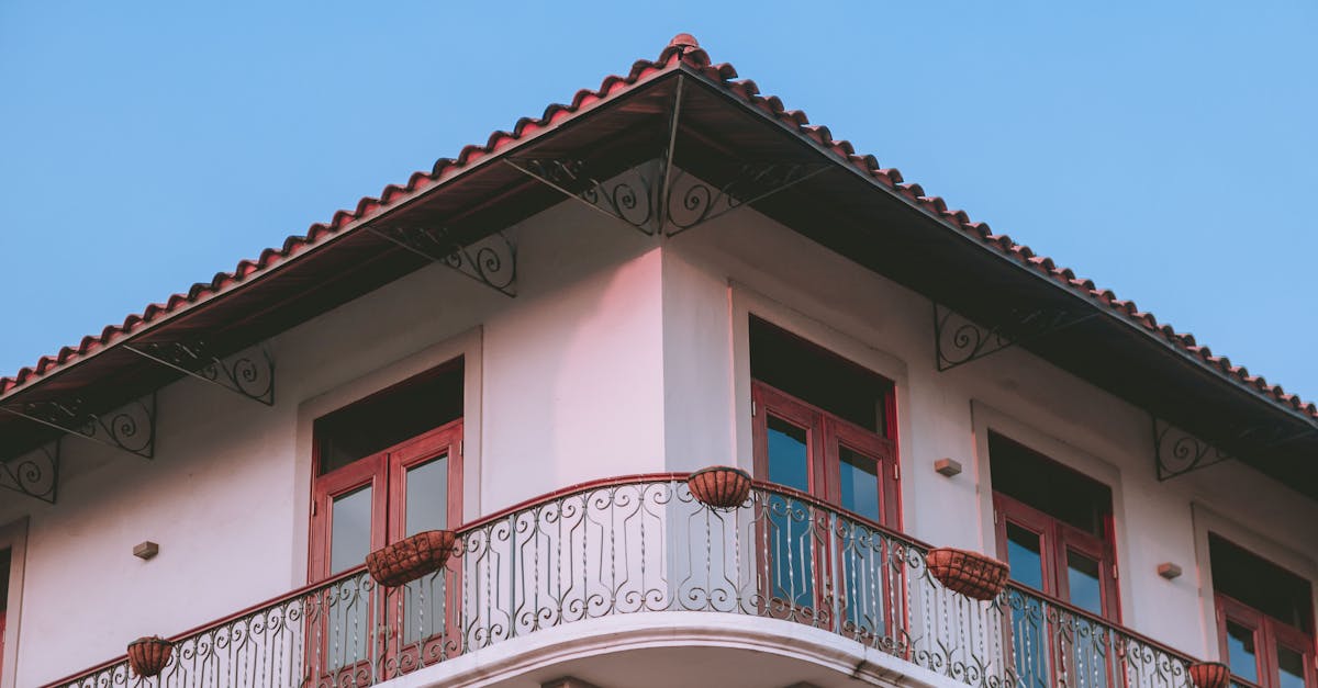 découvrez l'élégance intemporelle du fer forgé : caractéristiques, avantages et utilisations dans la décoration intérieure et extérieure. inspirations, conseils d'entretien et idées pour sublimer vos espaces.