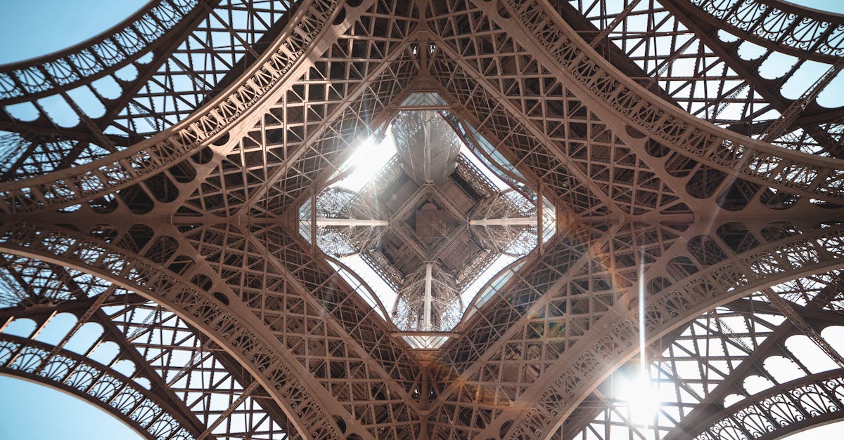 découvrez tout sur le fer forgé : son histoire, ses usages en décoration et en architecture, ainsi que des conseils pour l’entretien et l’intégration de ce matériau authentique et élégant dans votre intérieur ou votre jardin.