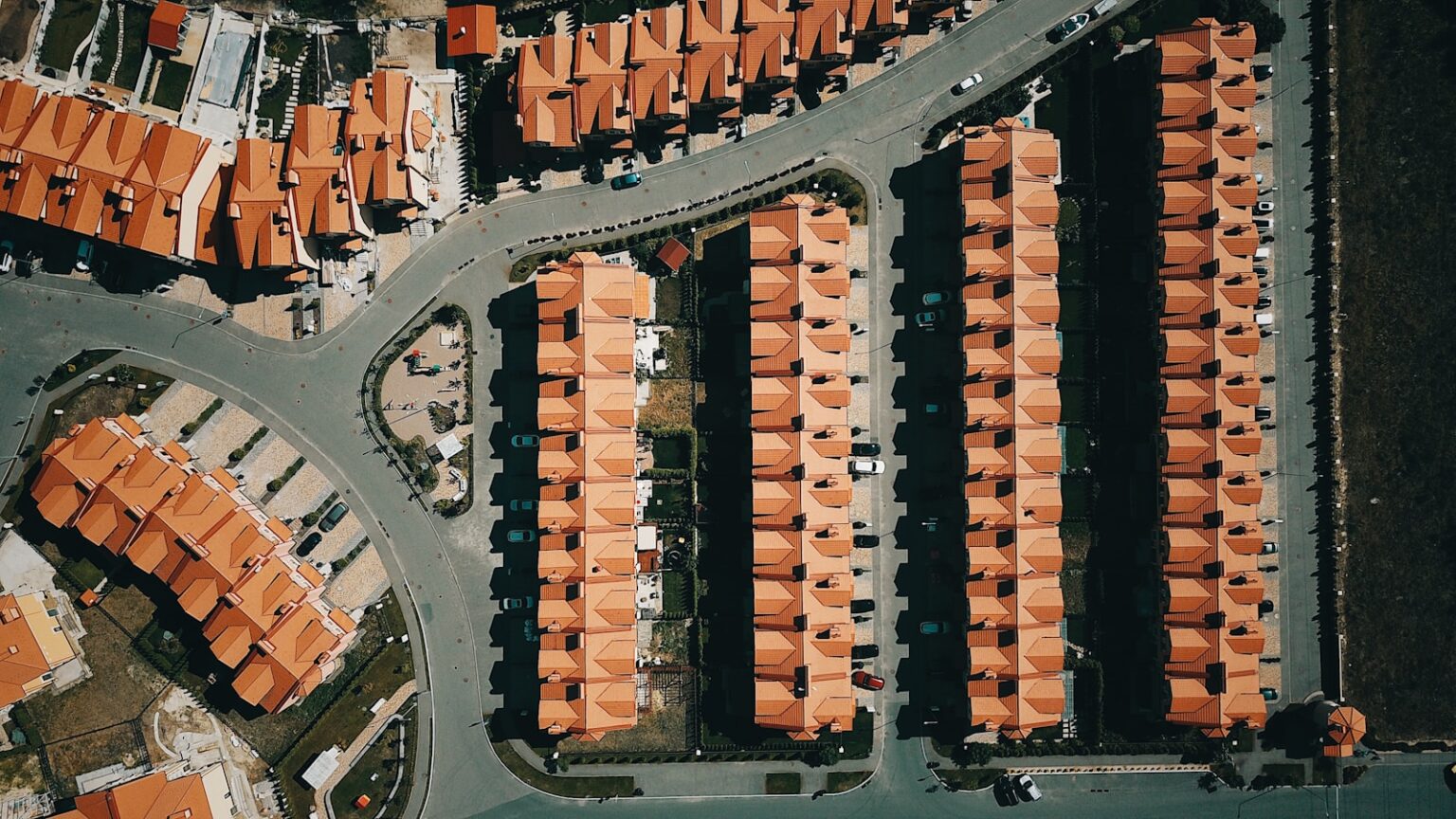 Immobilier à Toulouse 2025 : quand l’écologie bouleverse les codes du marché brown concrete houses
