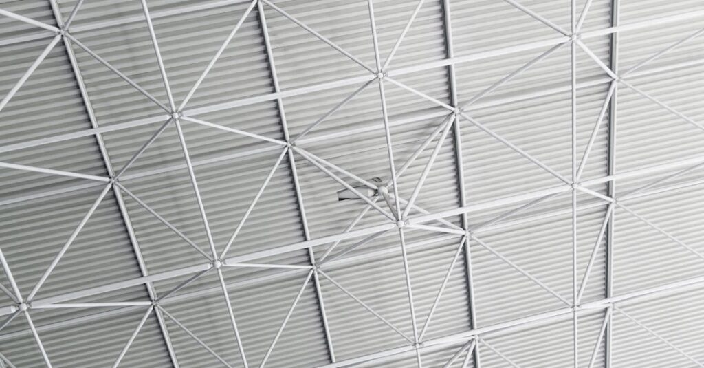 découvrez comment la toiture métallique anti-condensation protège efficacement votre bâtiment contre l'humidité et les moisissures, offrant durabilité et confort en toutes saisons.