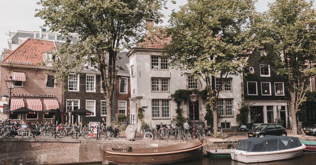 découvrez les canal tiles : des tuiles traditionnelles et élégantes, idéales pour donner un charme authentique à votre toiture. explorez nos conseils d'installation et d'entretien pour une couverture durable.