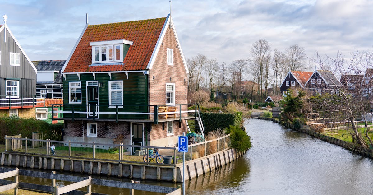 découvrez les canal tiles, des tuiles traditionnelles idéales pour une toiture esthétique et durable. parfaites pour l’architecture méditerranéenne, elles offrent charme, résistance et efficacité d’évacuation des eaux de pluie.
