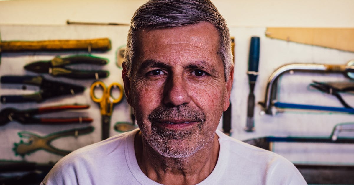 découvrez nos conseils et solutions pour la construction de garage : choix des matériaux, démarches administratives, budget et étapes clés pour réussir votre projet de garage sur mesure.