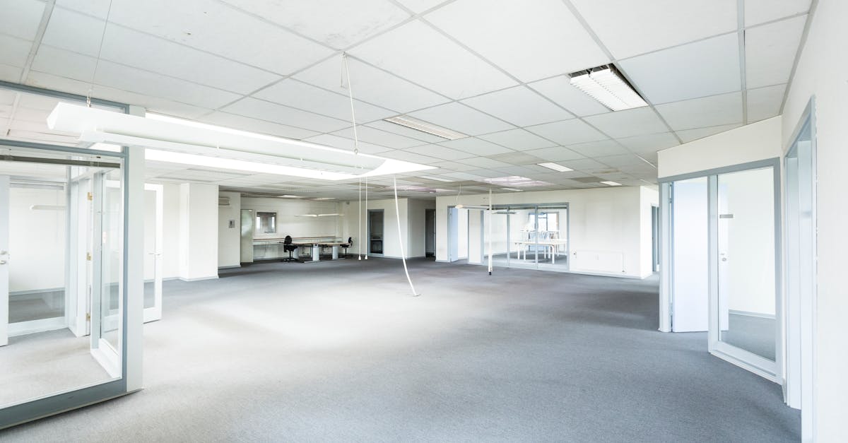 découvrez nos cloisons en verre élégantes : solutions modernes pour séparer vos espaces tout en laissant passer la lumière. idéal pour bureaux et intérieurs design.