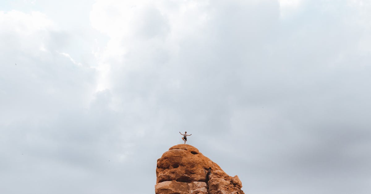 découvrez le grounding, une technique qui aide à se recentrer et à réduire le stress en renouant avec le moment présent. apprenez comment l'intégrer dans votre quotidien pour améliorer votre bien-être mental et émotionnel.