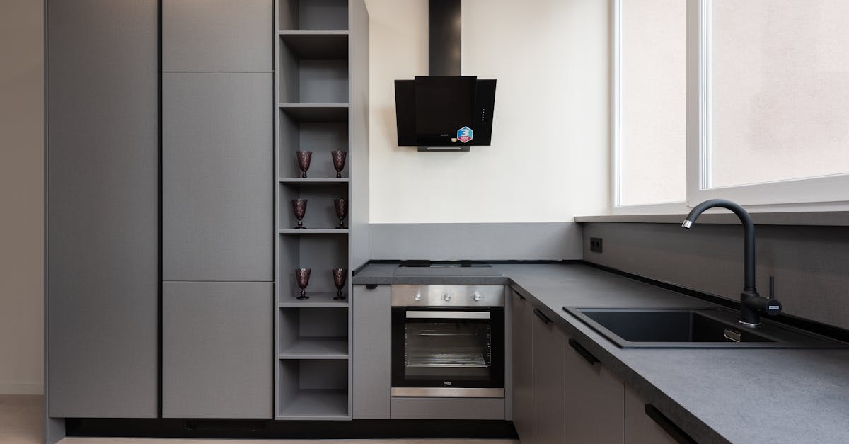 découvrez tout ce qu'il faut savoir sur l'épaisseur du stratifié : conseils pour bien choisir, normes, usages adaptés, et impact sur la résistance et l'esthétique de vos surfaces.