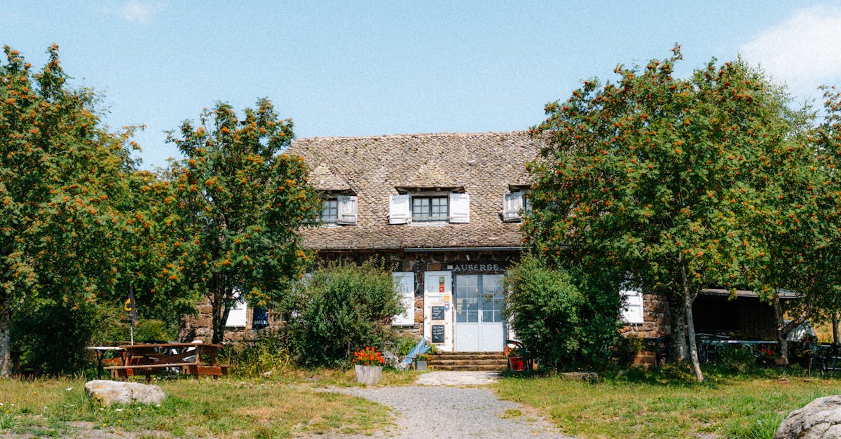 découvrez tout ce qu’il faut savoir sur les bardeaux de toiture : types, avantages, installation et conseils pour choisir la meilleure option pour votre toit.