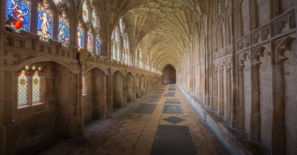 découvrez tout ce qu'il faut savoir sur le plafond cathédrale, également appelé 'vaulted ceiling' : ses avantages esthétiques, les idées de décoration, et comment il peut transformer votre espace en ajoutant hauteur et luminosité à votre intérieur.