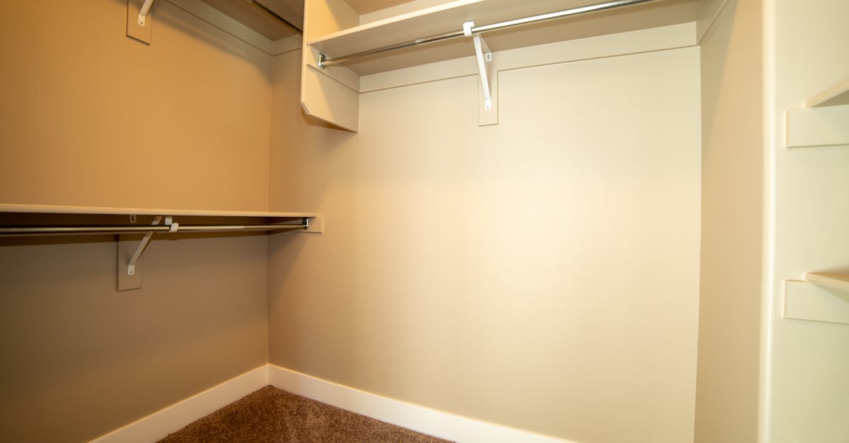 découvrez nos solutions personnalisées pour créer un placard sur mesure, optimisant votre espace et répondant parfaitement à vos besoins de rangement.