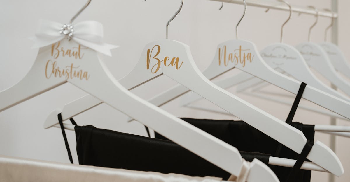 découvrez nos solutions sur mesure pour placards personnalisés, conçues pour optimiser votre espace de rangement avec style et fonctionnalité.