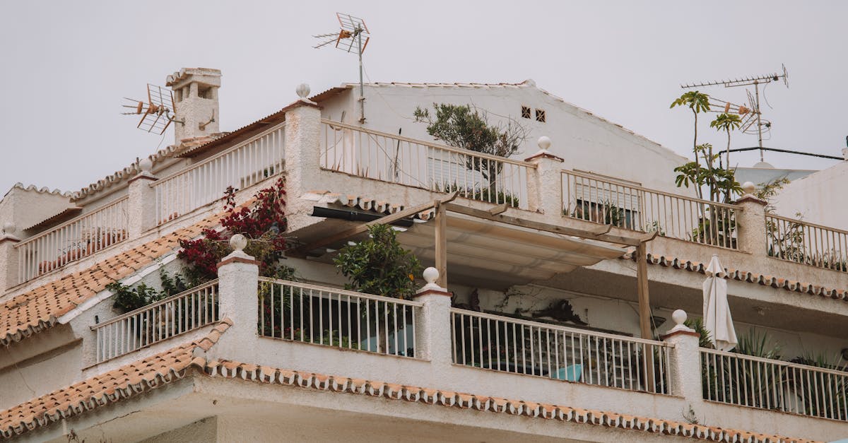 découvrez tout sur les parapets : définitions, types, usages et conseils d'installation pour sécuriser et embellir vos bâtiments.