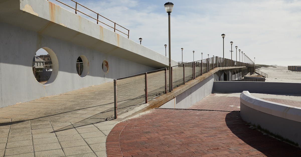 découvrez tout sur le parapet : définition, utilisations et conseils pour assurer la sécurité et l'esthétique de vos espaces extérieurs.