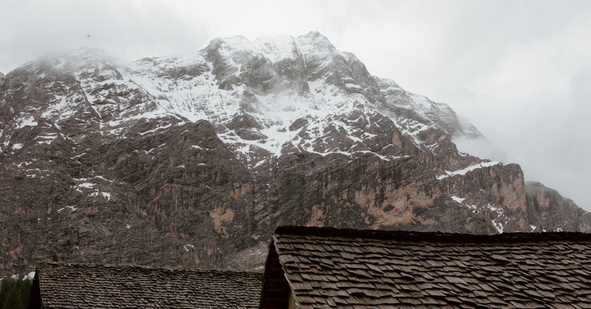 calcul de la pente de toit : apprenez à déterminer facilement l'inclinaison de votre toit pour assurer une bonne évacuation de l'eau et une meilleure résistance aux intempéries.