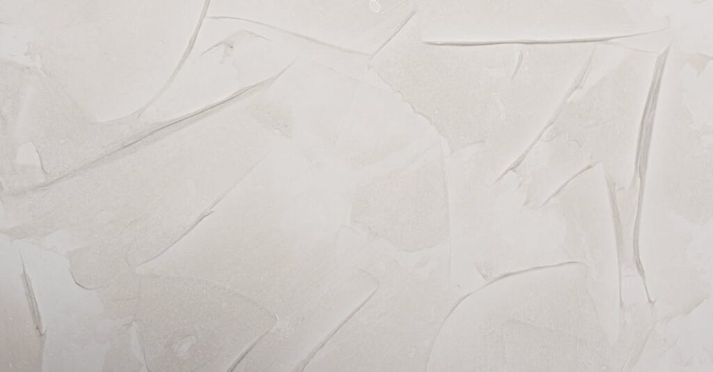 Tout savoir sur l’enduit projeté : coûts, atouts, applications et recommandations pratiques découvrez le plâtre projeté, une solution rapide et efficace pour des finitions murales lisses et durables. idéal pour la rénovation et la construction.