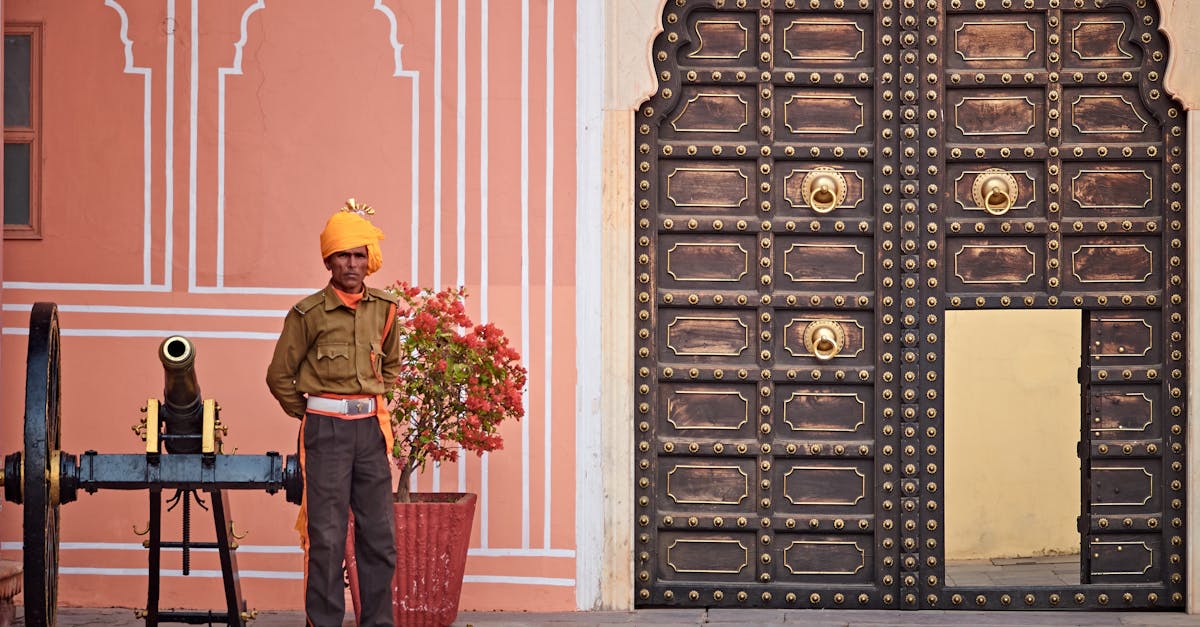 assurez la sécurité des accès de votre bâtiment avec des portes d'entrée robustes et fiables, alliant protection maximale et design moderne.