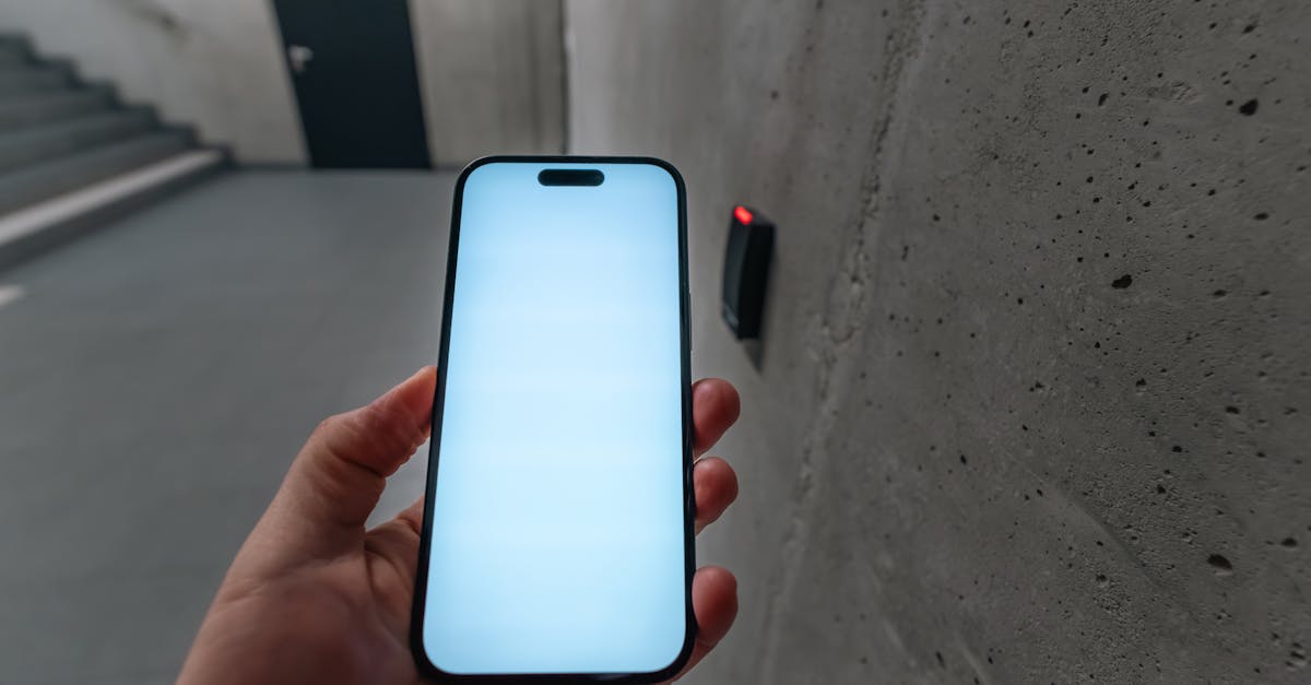 renforcez la sécurité de l'entrée de votre bâtiment avec nos portes d'entrée robustes et fiables, conçues pour protéger efficacement vos locaux.