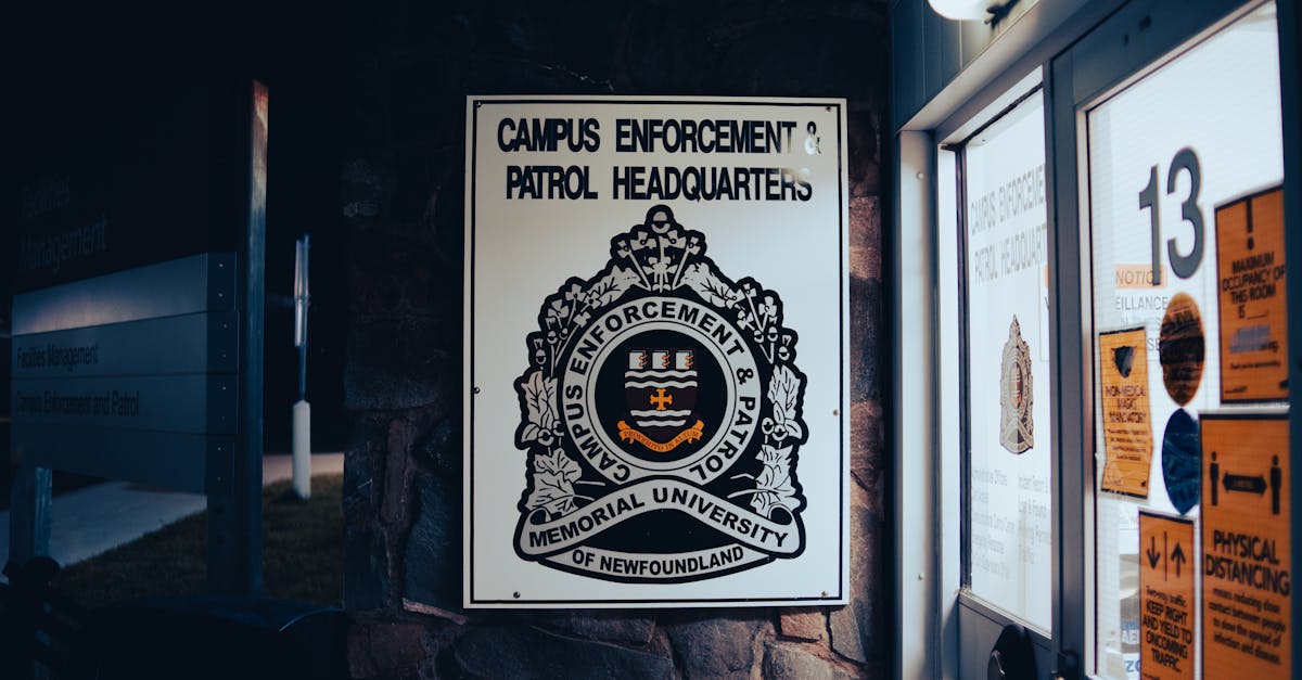 assurez la sécurité des entrées d'immeubles avec des portes d'accès robustes et fiables, conçues pour protéger efficacement contre les intrusions.