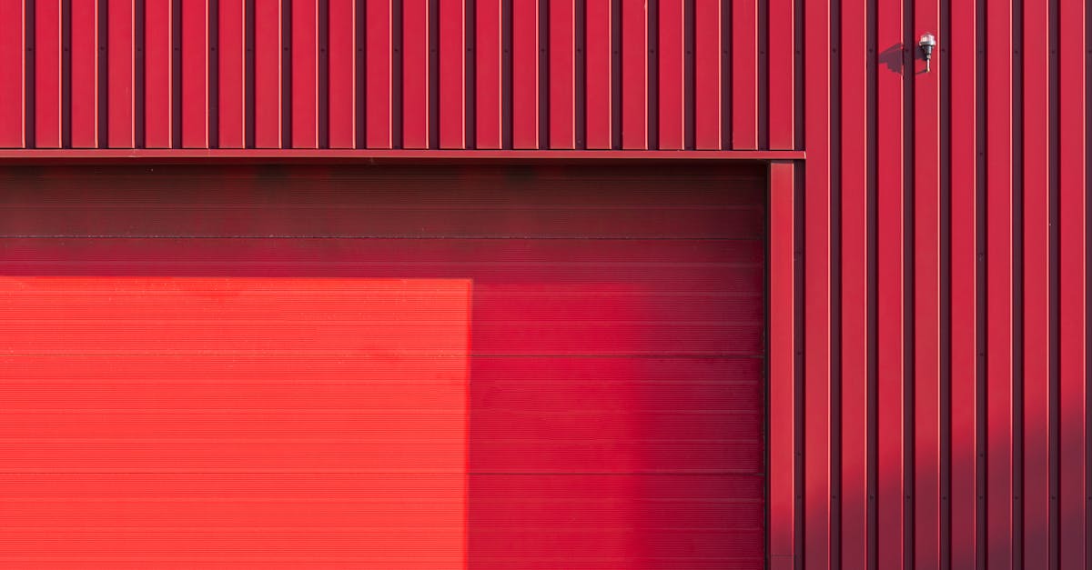 assurez la sécurité de l'entrée de votre bâtiment avec des portes d'entrée robustes et fiables, conçues pour protéger efficacement vos locaux.