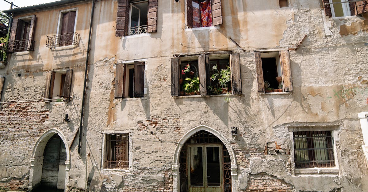 estimation précise de la quantité d'enduit pour façade afin de planifier efficacement vos travaux de rénovation ou construction.