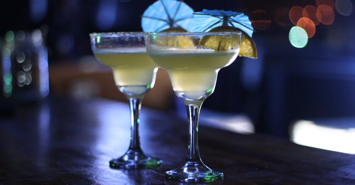 découvrez la chaux hydraulique, un liant naturel idéal pour la construction durable, offrant résistance et perméabilité aux murs et enduits.