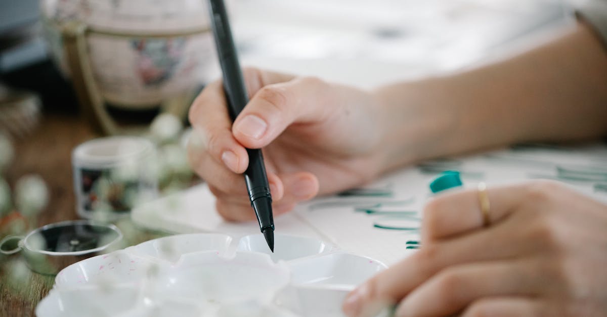 découvrez l'art de la peinture sur plastique, des techniques créatives pour décorer et personnaliser vos objets plastiques avec style et originalité.