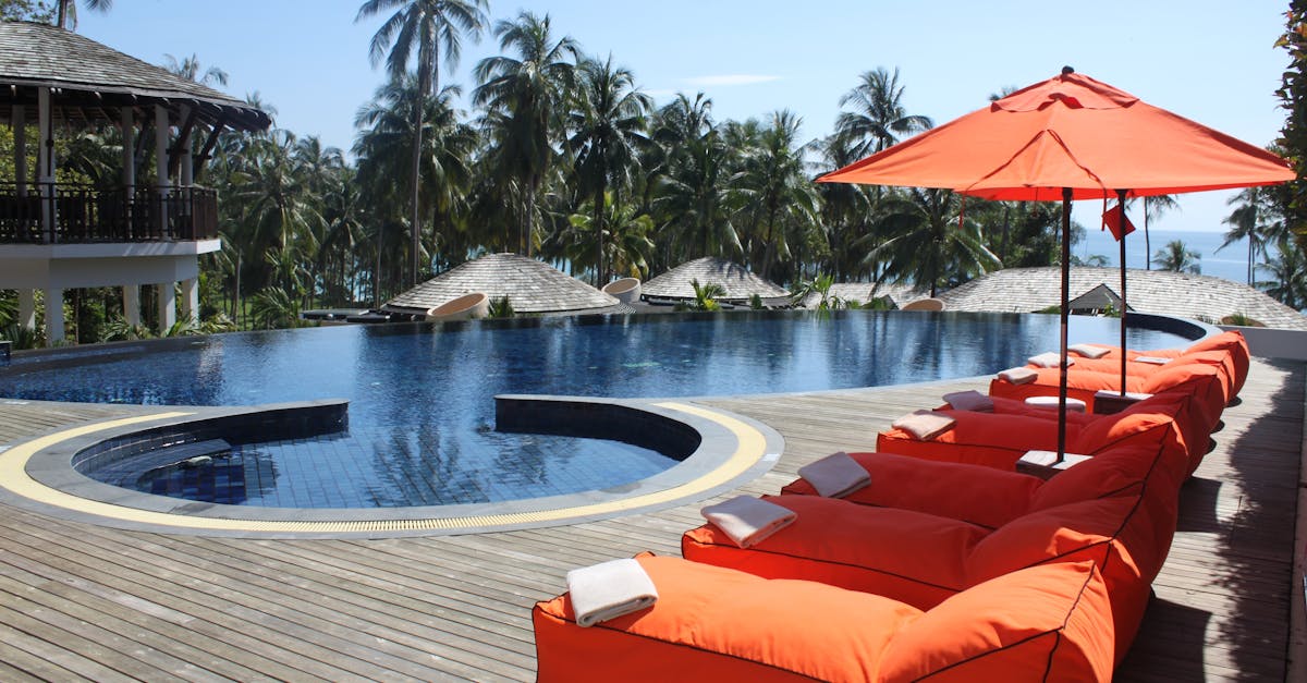 découvrez les meilleures options de revêtement pour votre piscine : bois, composite, pierre naturelle, et bien plus pour un espace extérieur élégant et durable.