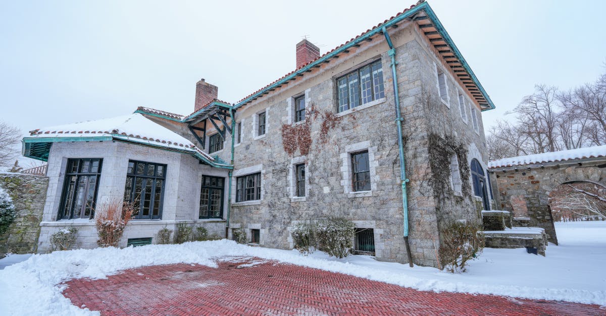 découvrez comment mesurer et calculer les dimensions de votre toit avec précision pour un projet de construction ou de rénovation réussi.