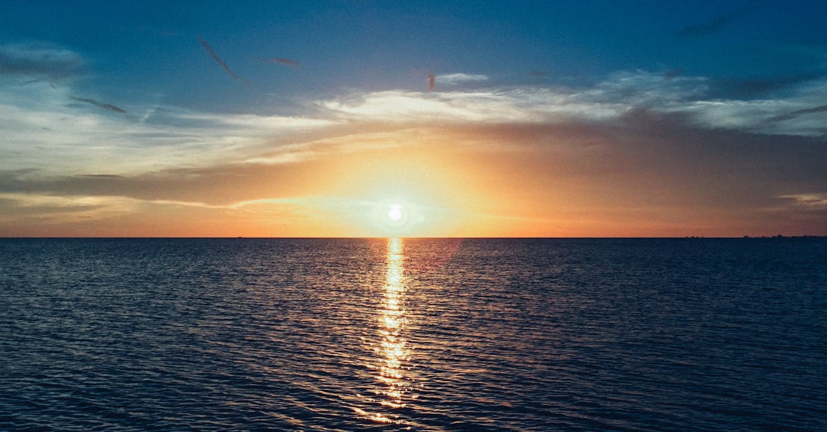 chauffe-eau solaire : économisez de l'énergie en utilisant la puissance du soleil pour chauffer votre eau de manière écologique et efficace.