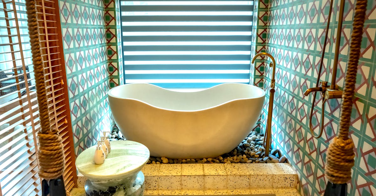 découvrez le coût de la rénovation d'une baignoire : facteurs influençant le prix, conseils pour économiser et estimation détaillée pour votre projet.