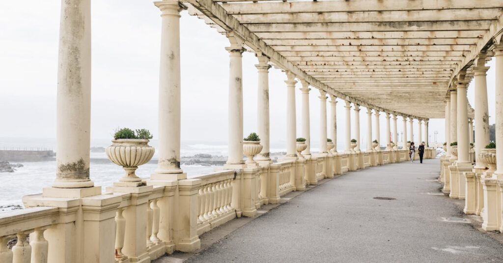 Comparatif des pergolas fermées : stores ou parois vitrées, avantages et solutions découvrez nos pergolas fermées élégantes et fonctionnelles, idéales pour profiter de votre extérieur en toute saison tout en étant protégés des intempéries.