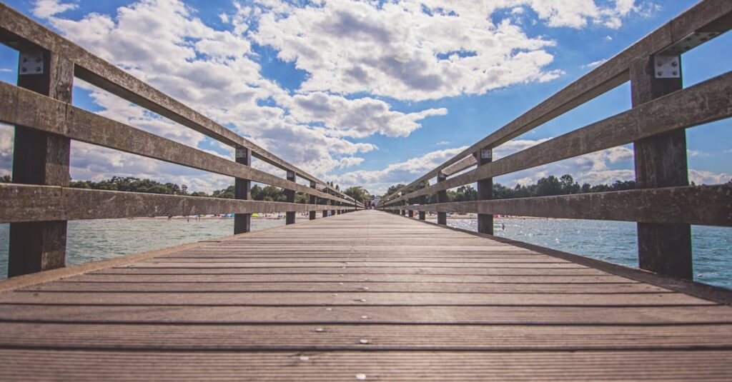 Tout savoir sur la terrasse sur plot : coûts, fonctionnement et bénéfices découvrez notre large gamme de decking pour aménager vos espaces extérieurs avec style et durabilité. bois, composite, entretien facile et design moderne.