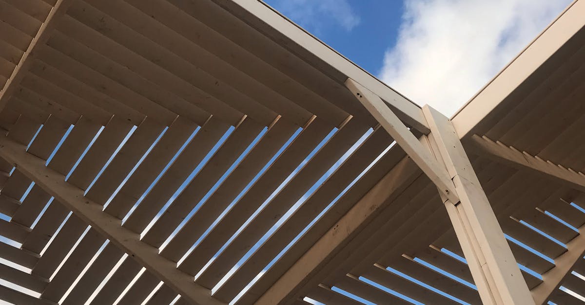 pergola avec toit en verre offrant une protection élégante tout en laissant passer la lumière naturelle, idéale pour sublimer votre espace extérieur.