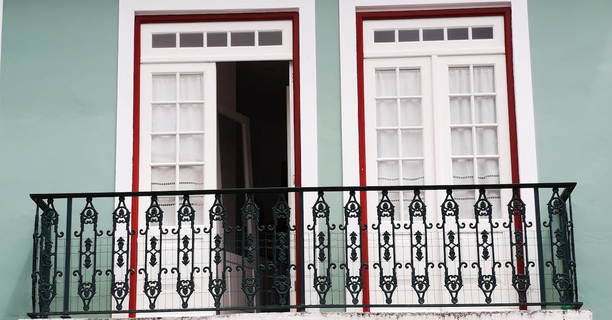 découvrez le coût d'installation d'une porte-fenêtre française renforcée et obtenez des conseils pour estimer votre budget rénovation.