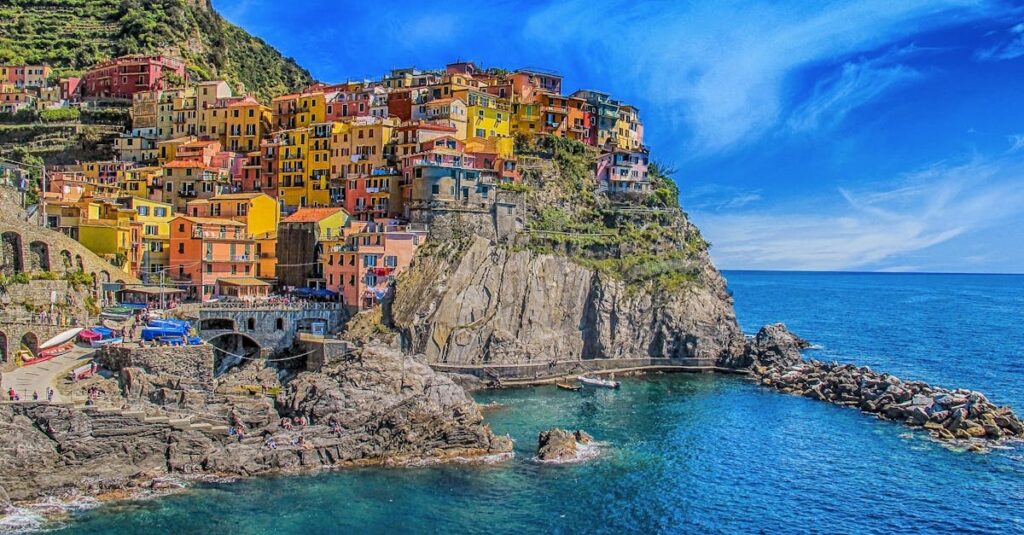 découvrez notre sélection de fenêtres italiennes alliant élégance et qualité pour sublimer votre intérieur et améliorer l'isolation de votre maison.